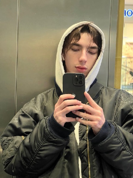 PeterMalcom, Hola, mi nombre es Peter, soy un hombre gay viril que busca encuentros discretos. PeterMalcom, escort Versátil + Activo Francia en La Rioja